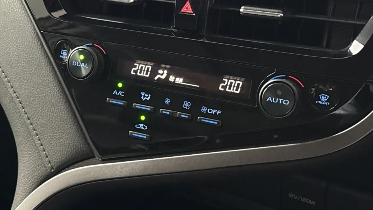 2021 Toyota Camry Hybrid Gallery Image 14