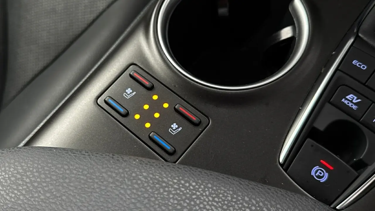2021 Toyota Camry Hybrid Gallery Image 16
