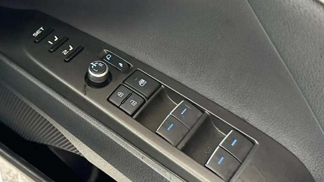 2021 Toyota Camry Hybrid Gallery Image 17