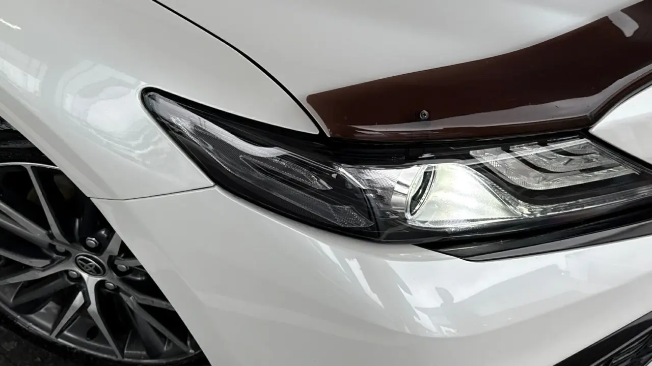 2021 Toyota Camry Hybrid Gallery Image 2