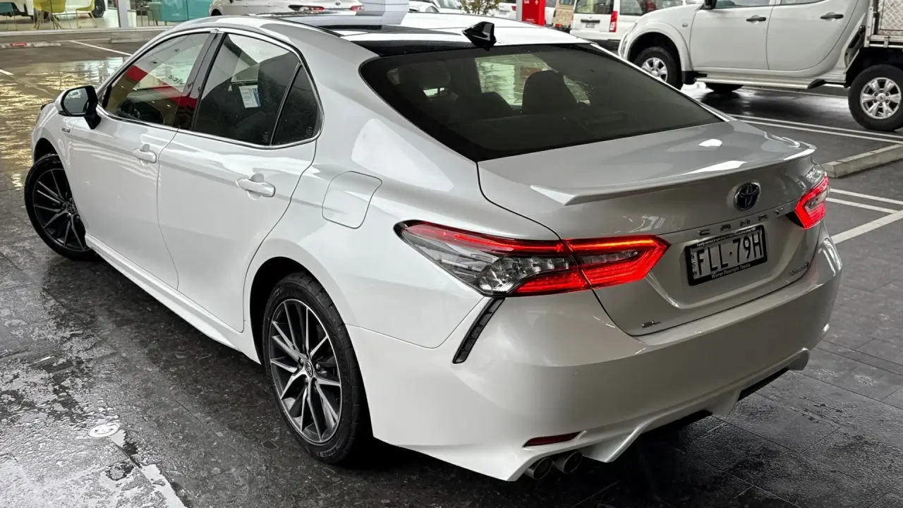 2021 Toyota Camry Hybrid Gallery Image 3