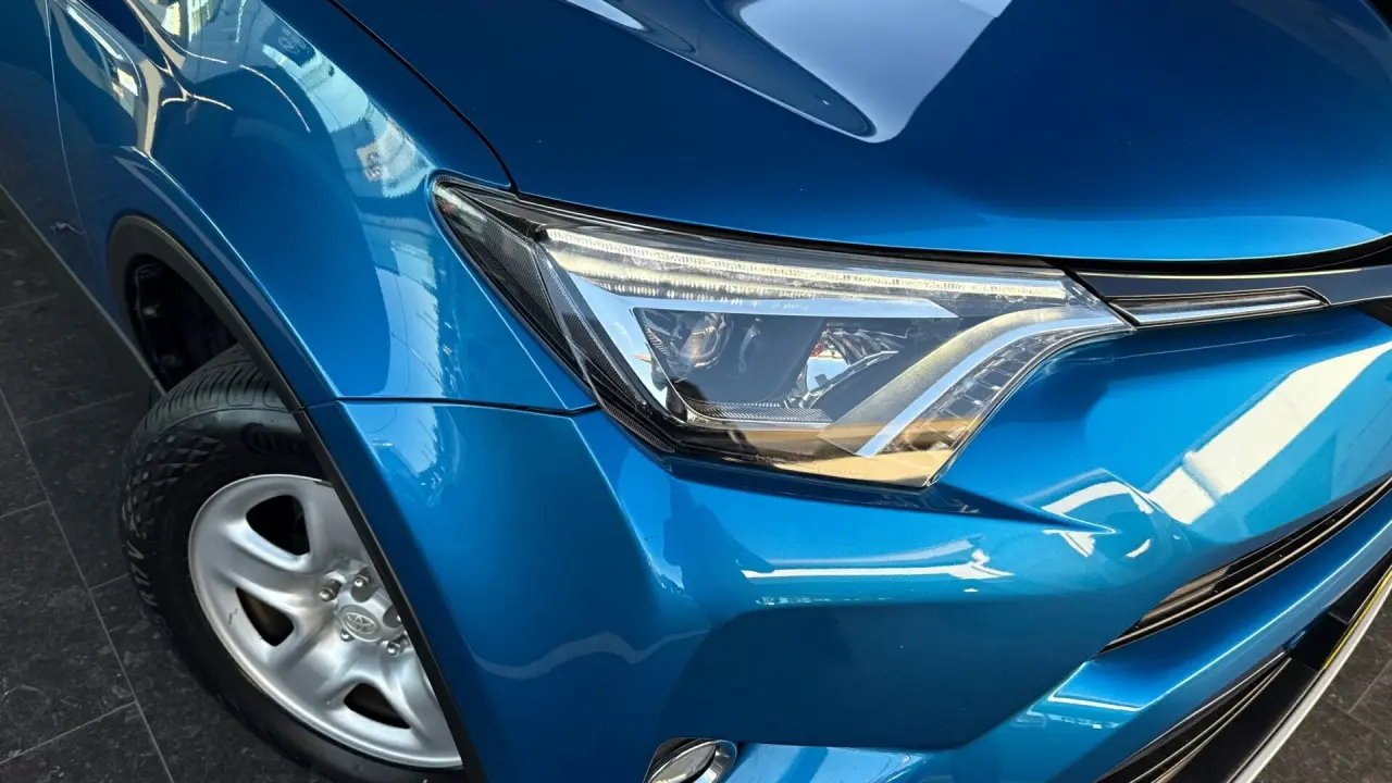 2017 Toyota RAV4 Gallery Image 3