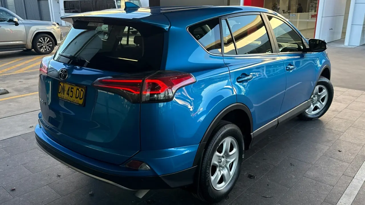 2017 Toyota RAV4 Gallery Image 4