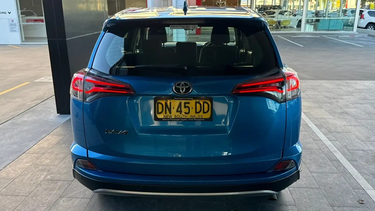 2017 Toyota RAV4 Gallery Image 5