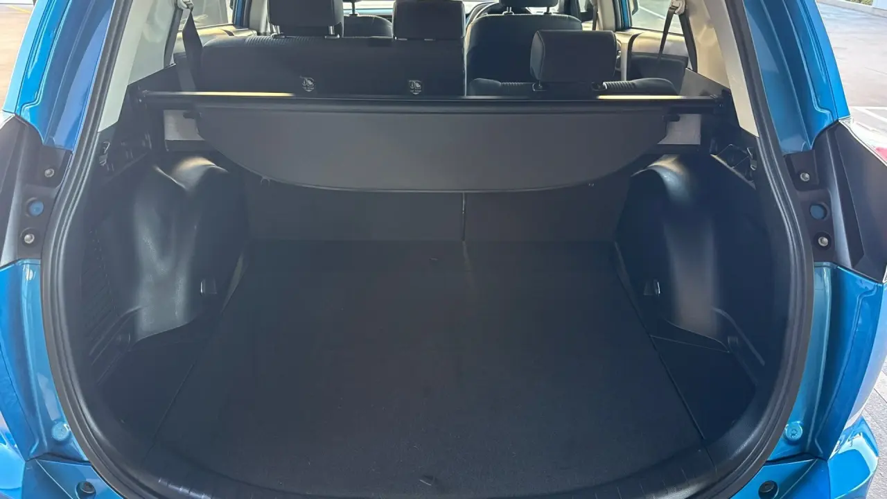 2017 Toyota RAV4 Gallery Image 6