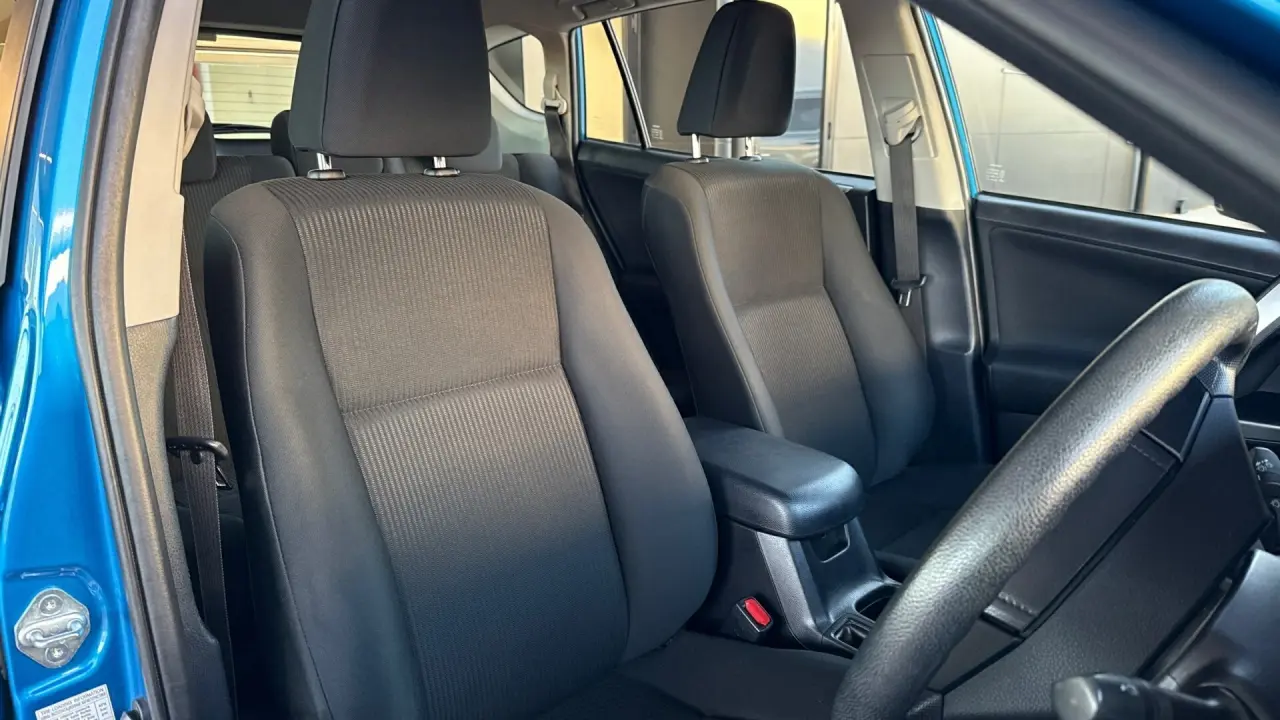 2017 Toyota RAV4 Gallery Image 8