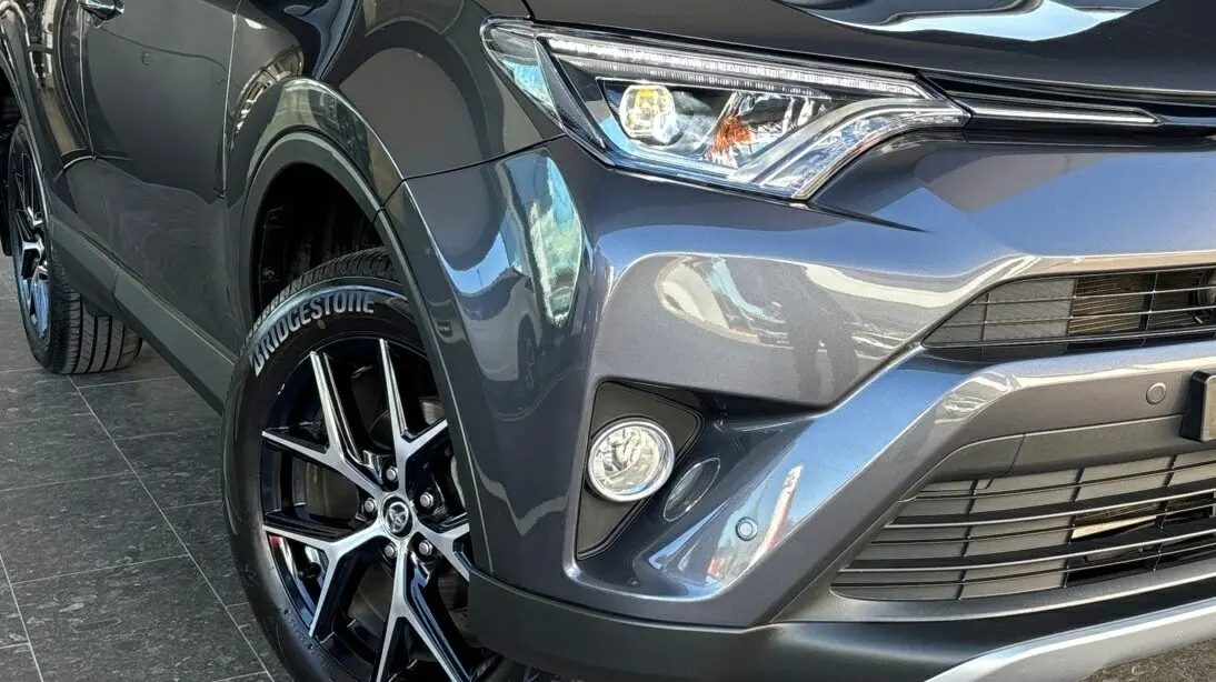 2018 Toyota RAV4 Gallery Image 3