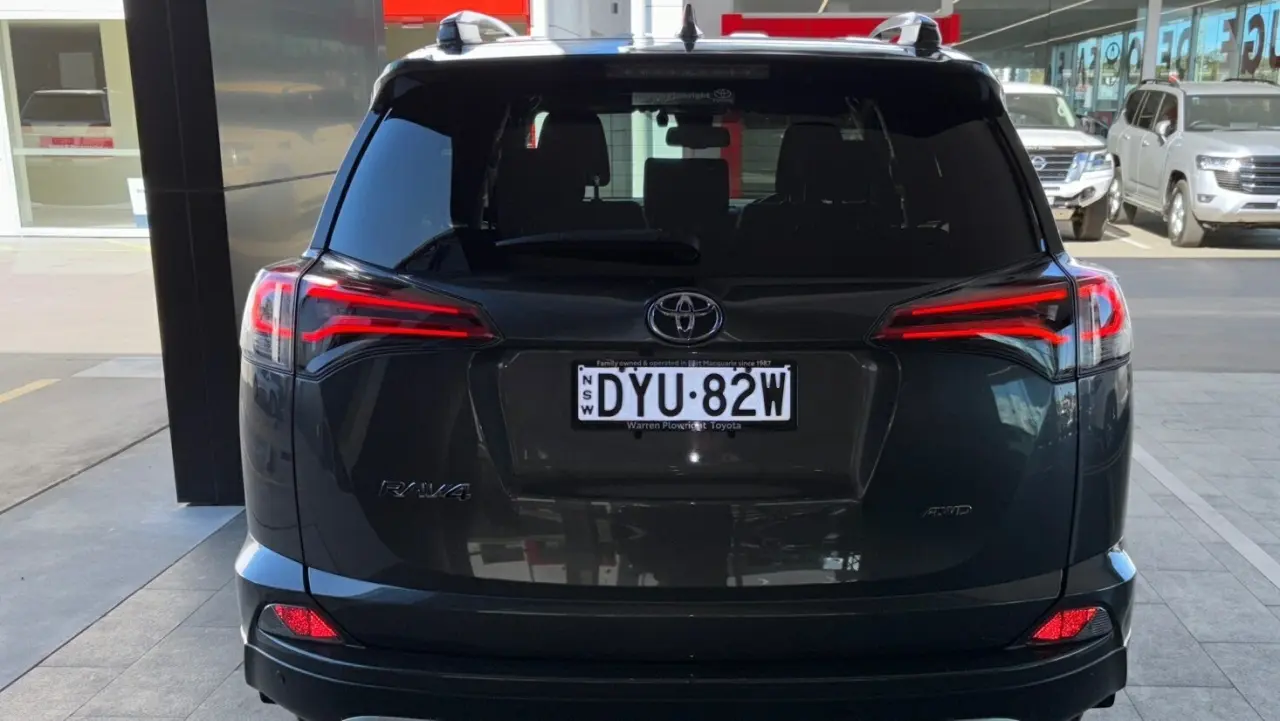 2018 Toyota RAV4 Gallery Image 4