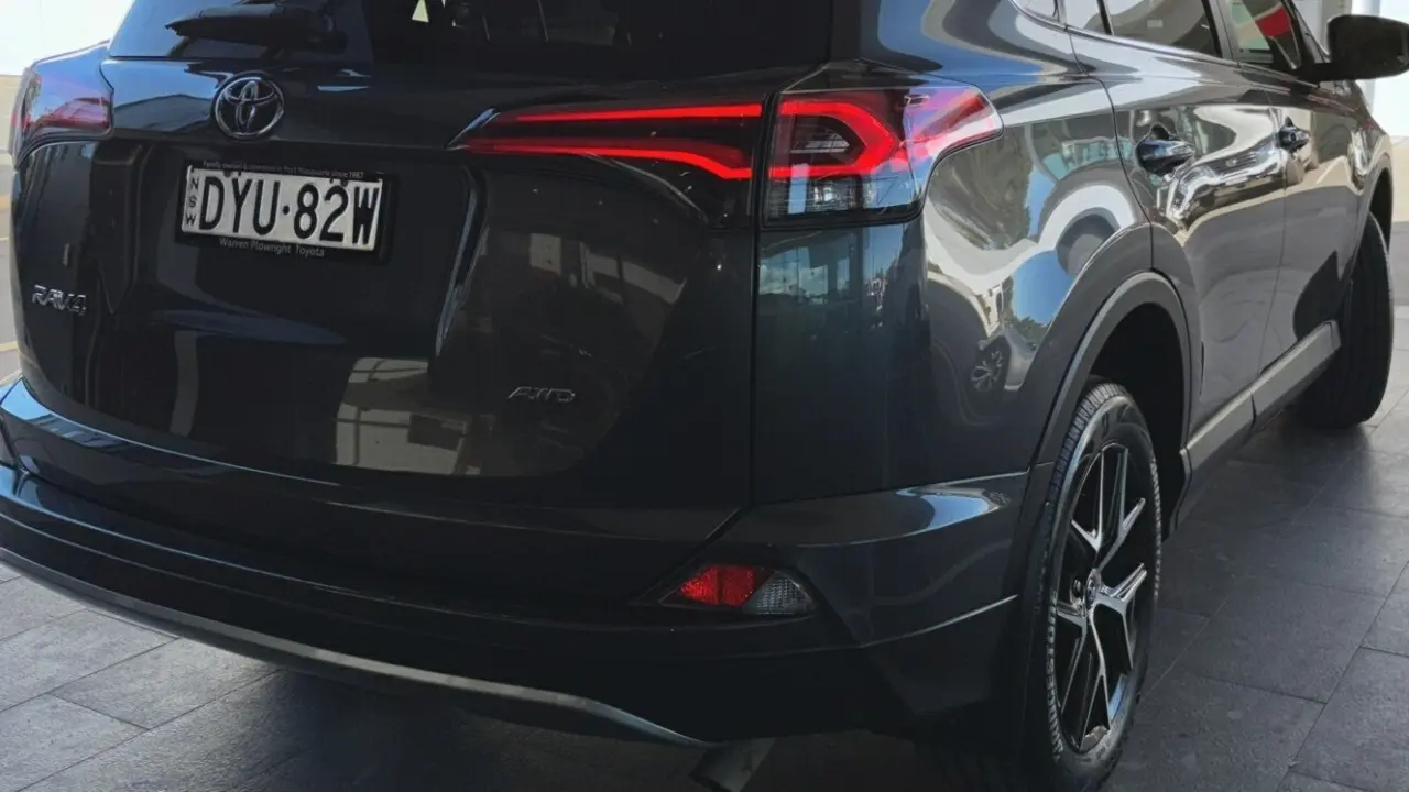 2018 Toyota RAV4 Gallery Image 5