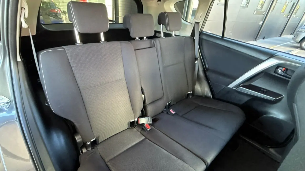 2018 Toyota RAV4 Gallery Image 7