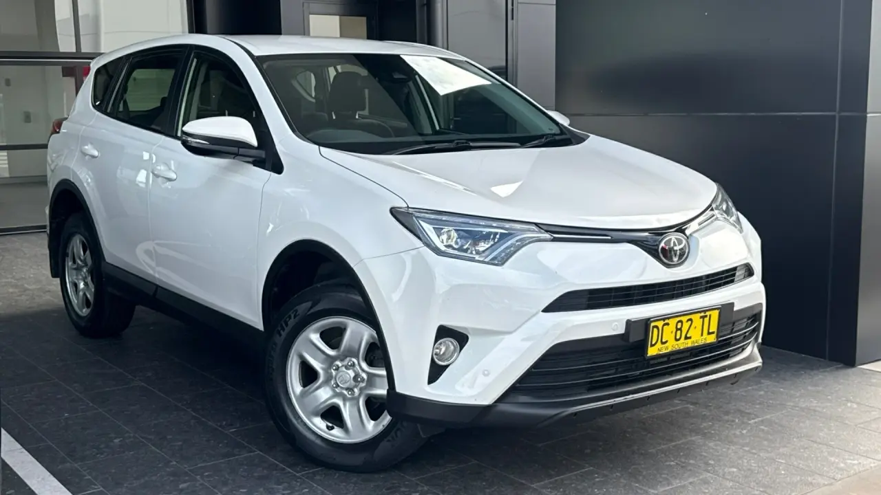 2017 Toyota RAV4 Gallery Image 1