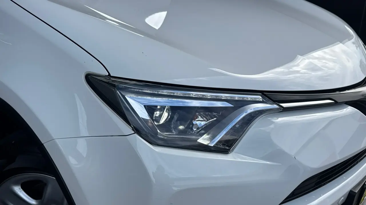 2017 Toyota RAV4 Gallery Image 3