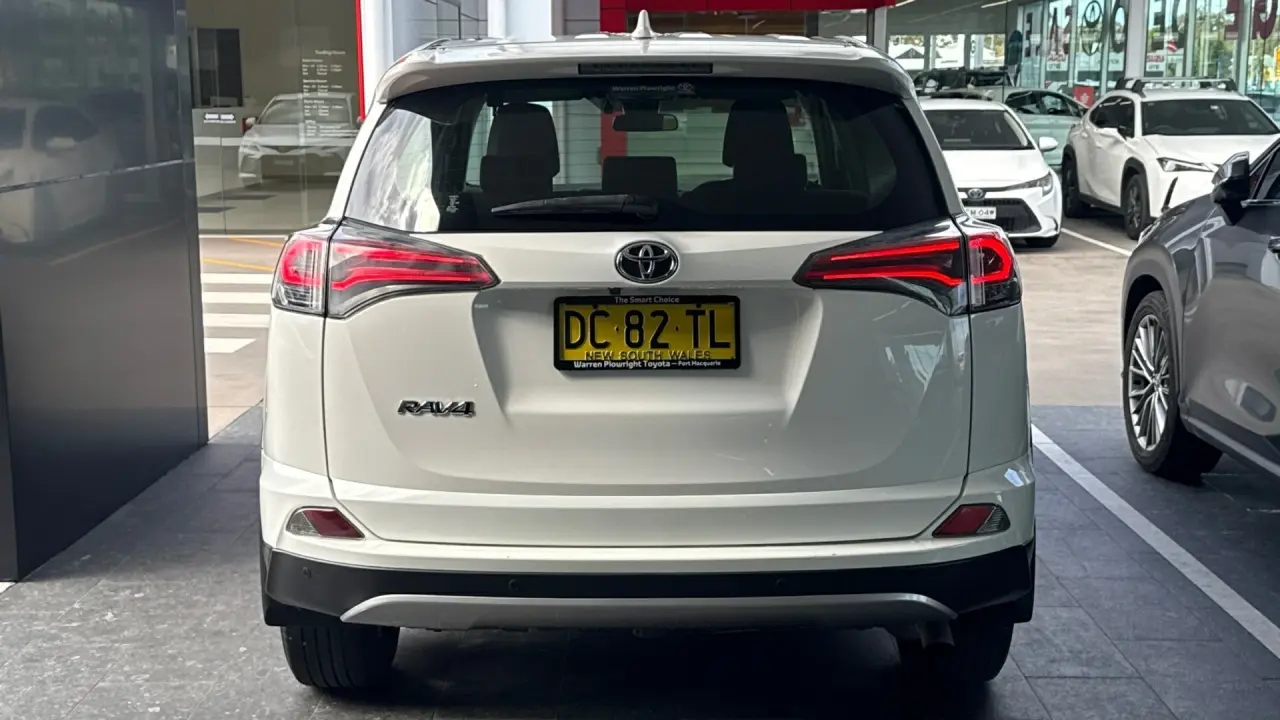 2017 Toyota RAV4 Gallery Image 4