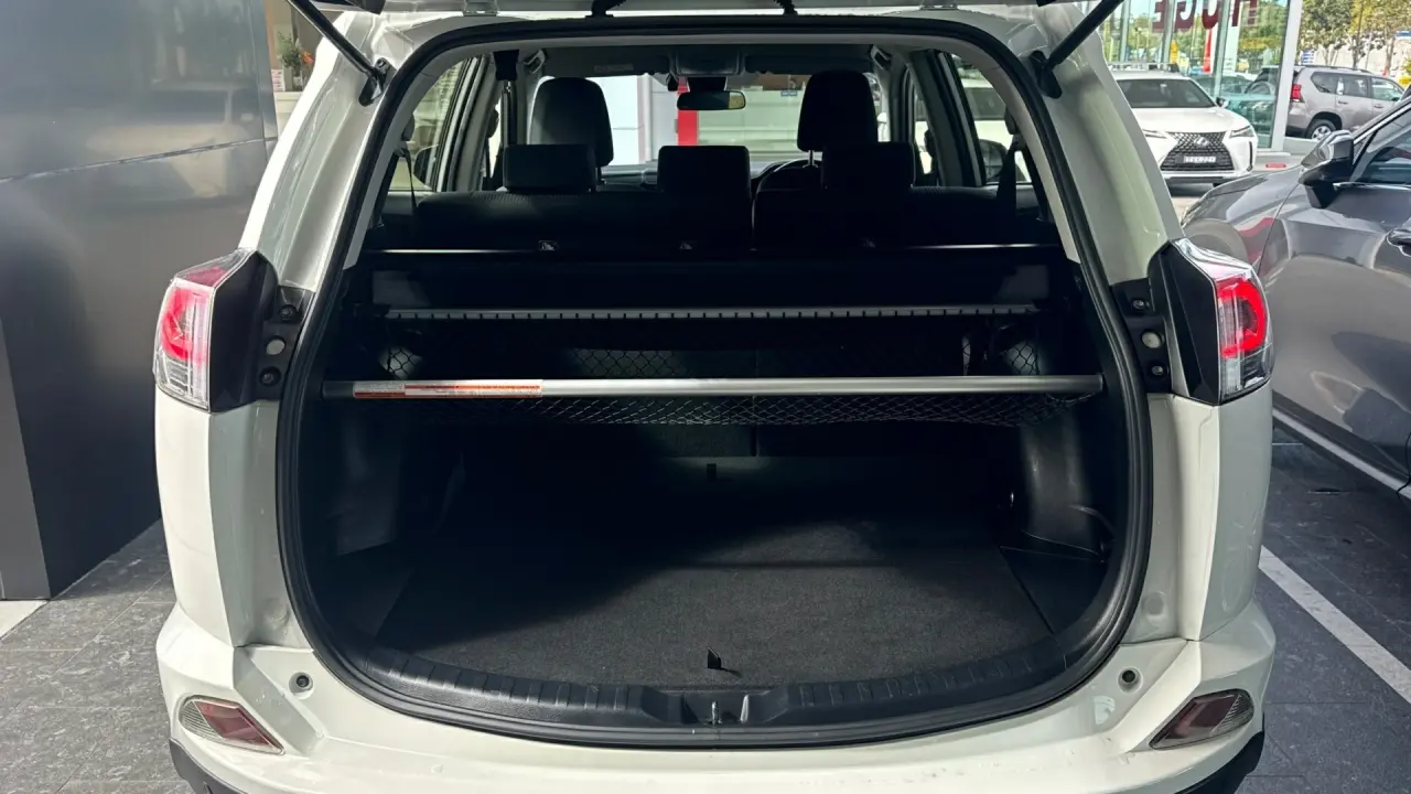 2017 Toyota RAV4 Gallery Image 5