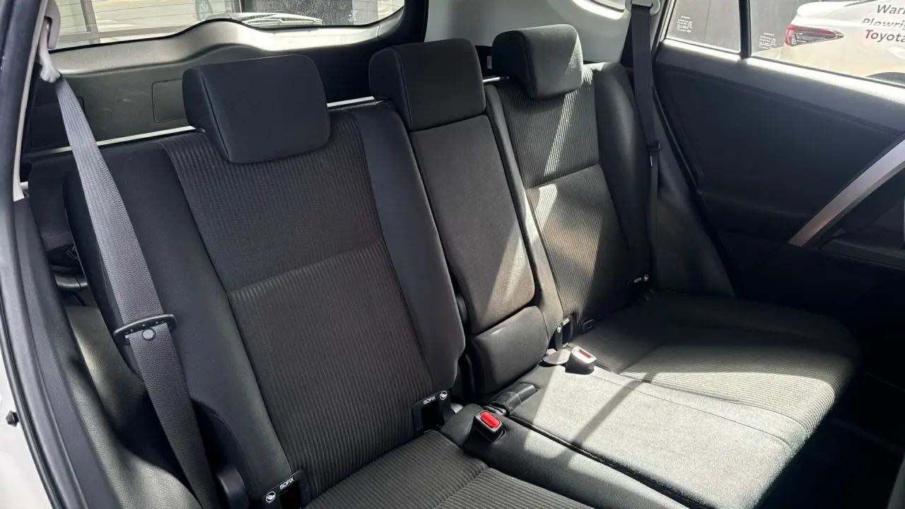 2017 Toyota RAV4 Gallery Image 6