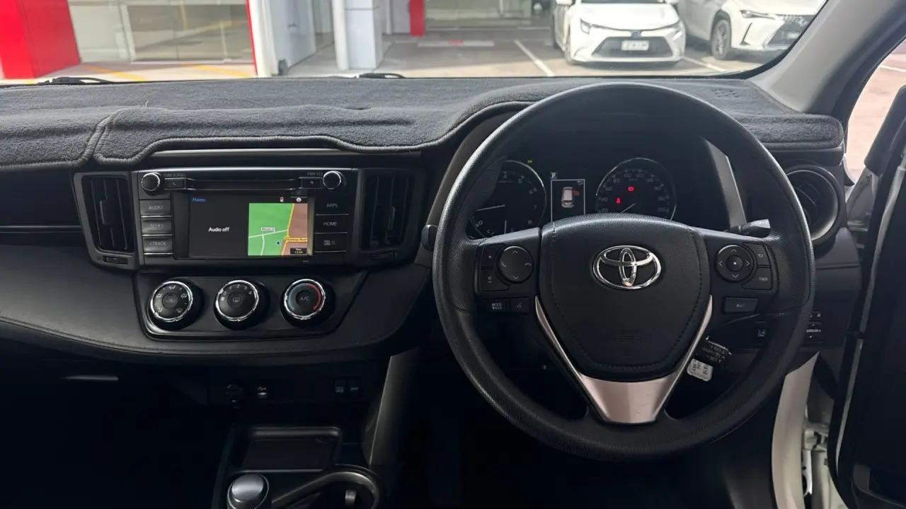 2017 Toyota RAV4 Gallery Image 7