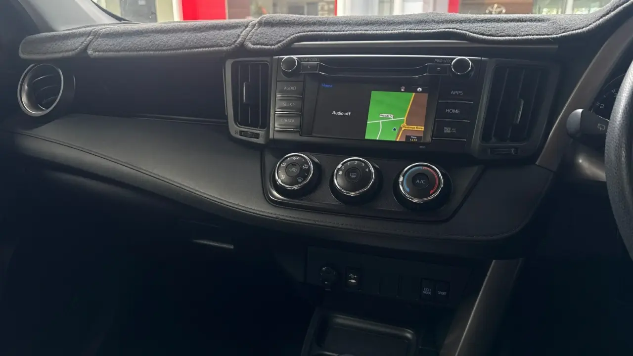 2017 Toyota RAV4 Gallery Image 8
