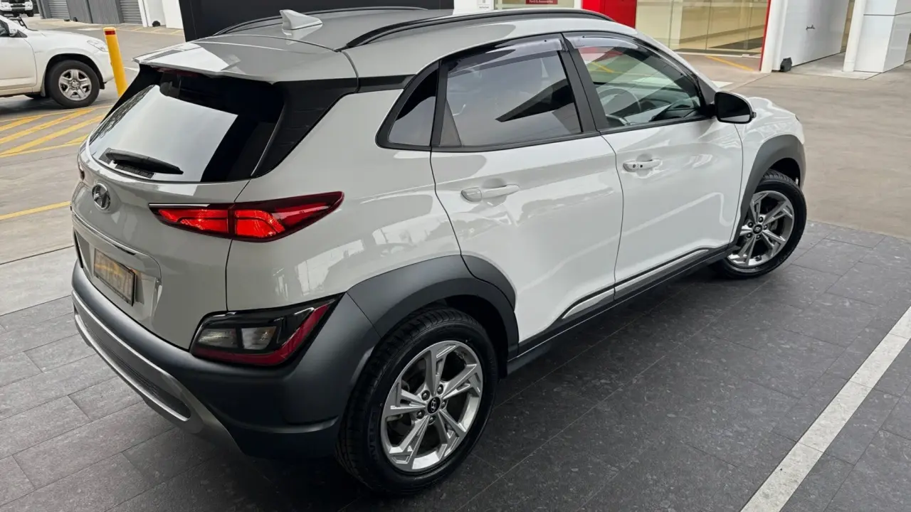 2022 HYUNDAI KONA Gallery Image 4