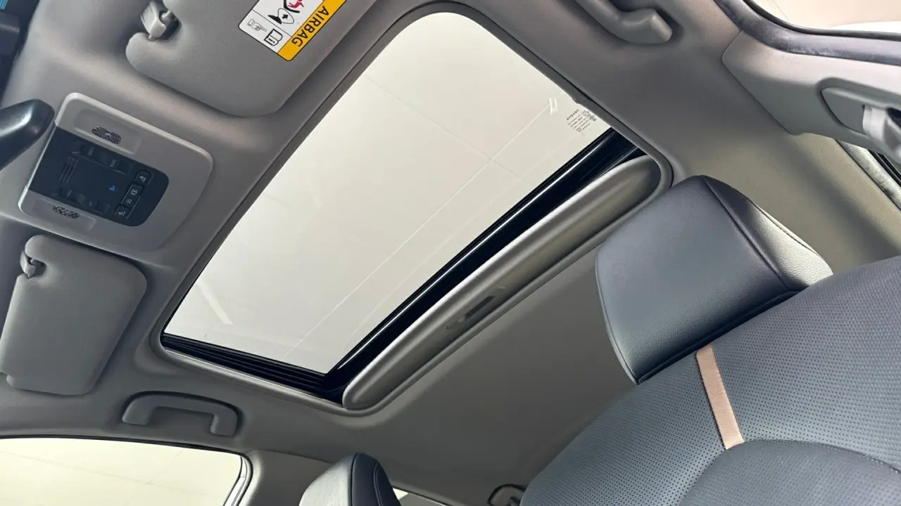 2018 Toyota Camry Hybrid Gallery Image 10