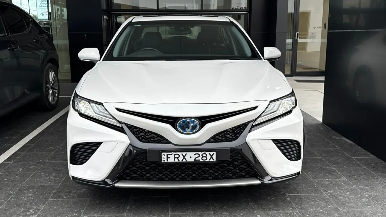 2018 Toyota Camry Hybrid Gallery Image 2