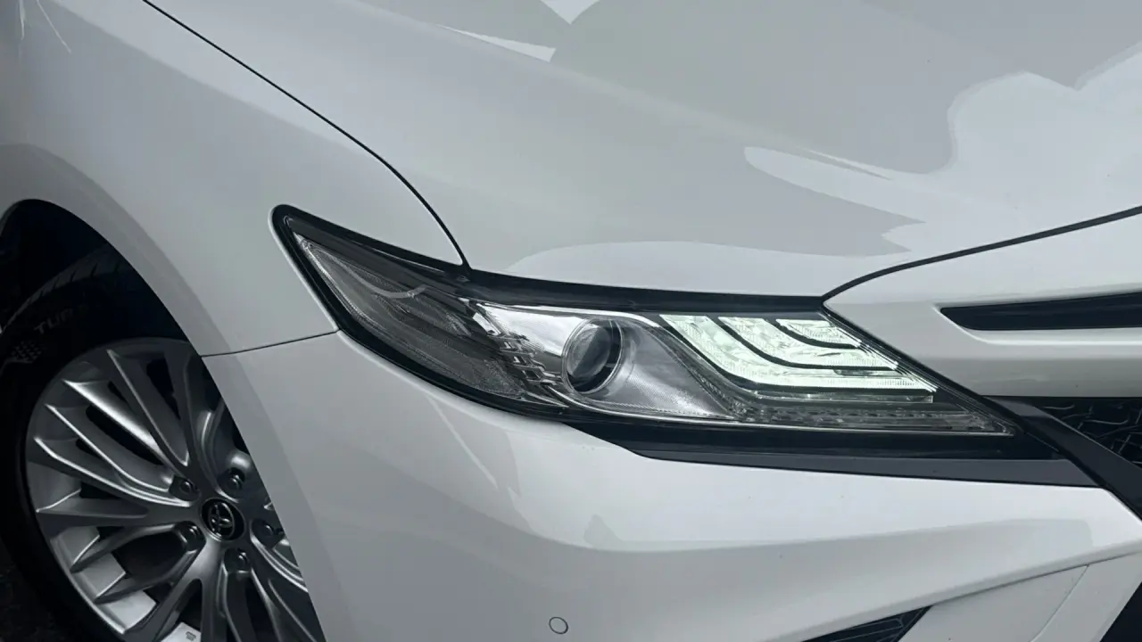 2018 Toyota Camry Hybrid Gallery Image 3