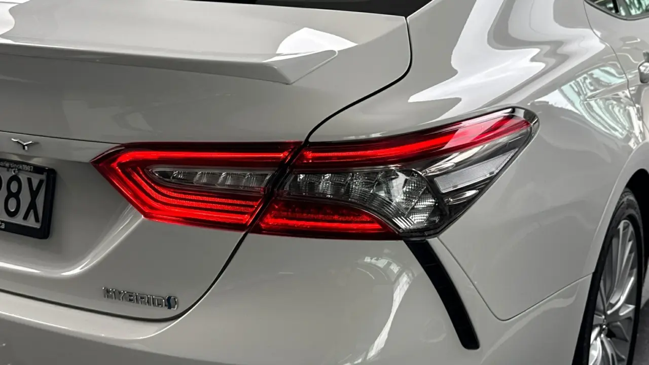 2018 Toyota Camry Hybrid Gallery Image 5