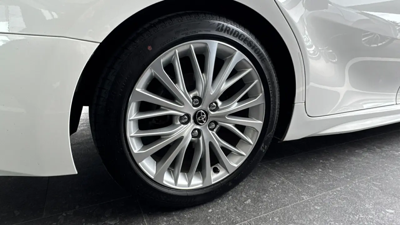 2018 Toyota Camry Hybrid Gallery Image 6