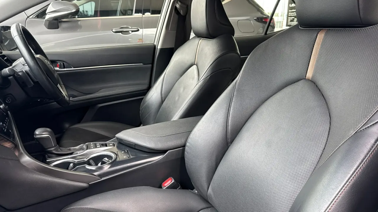 2018 Toyota Camry Hybrid Gallery Image 9