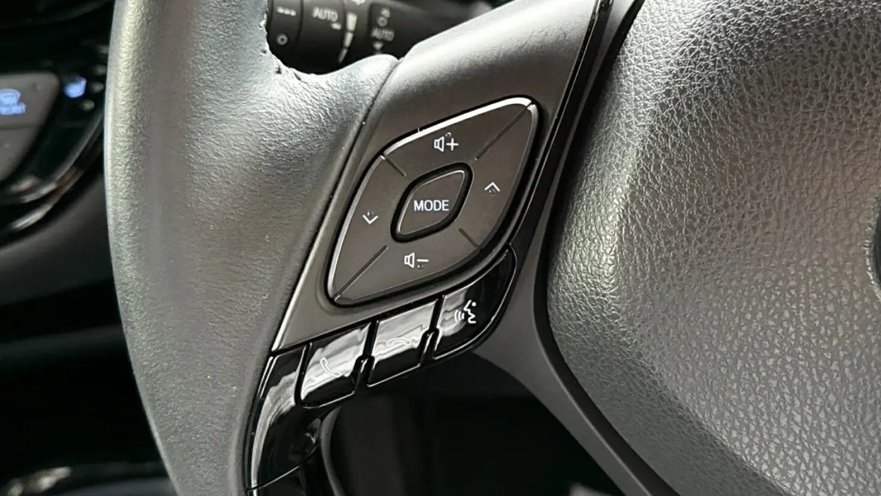 2021 Toyota C-HR Hybrid Gallery Image 12