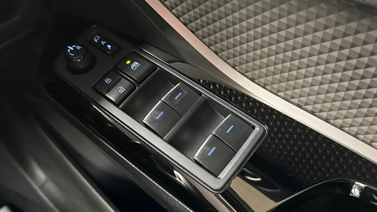 2021 Toyota C-HR Hybrid Gallery Image 18