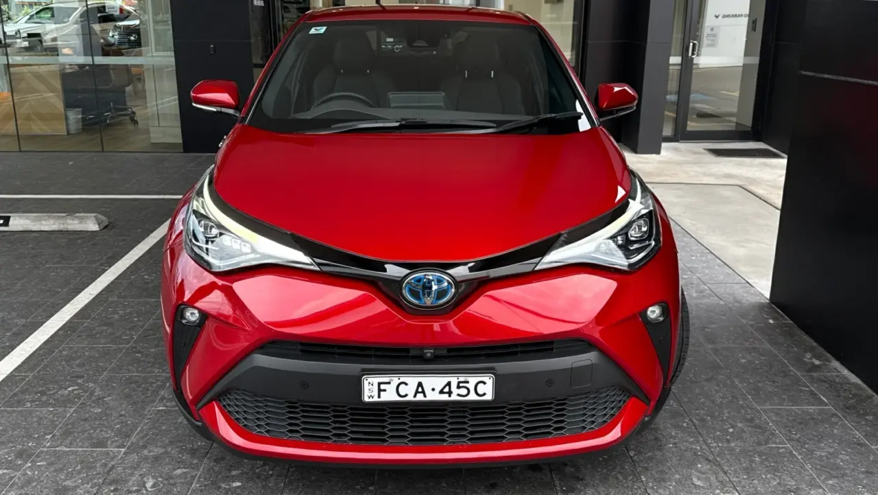 2021 Toyota C-HR Hybrid Gallery Image 2