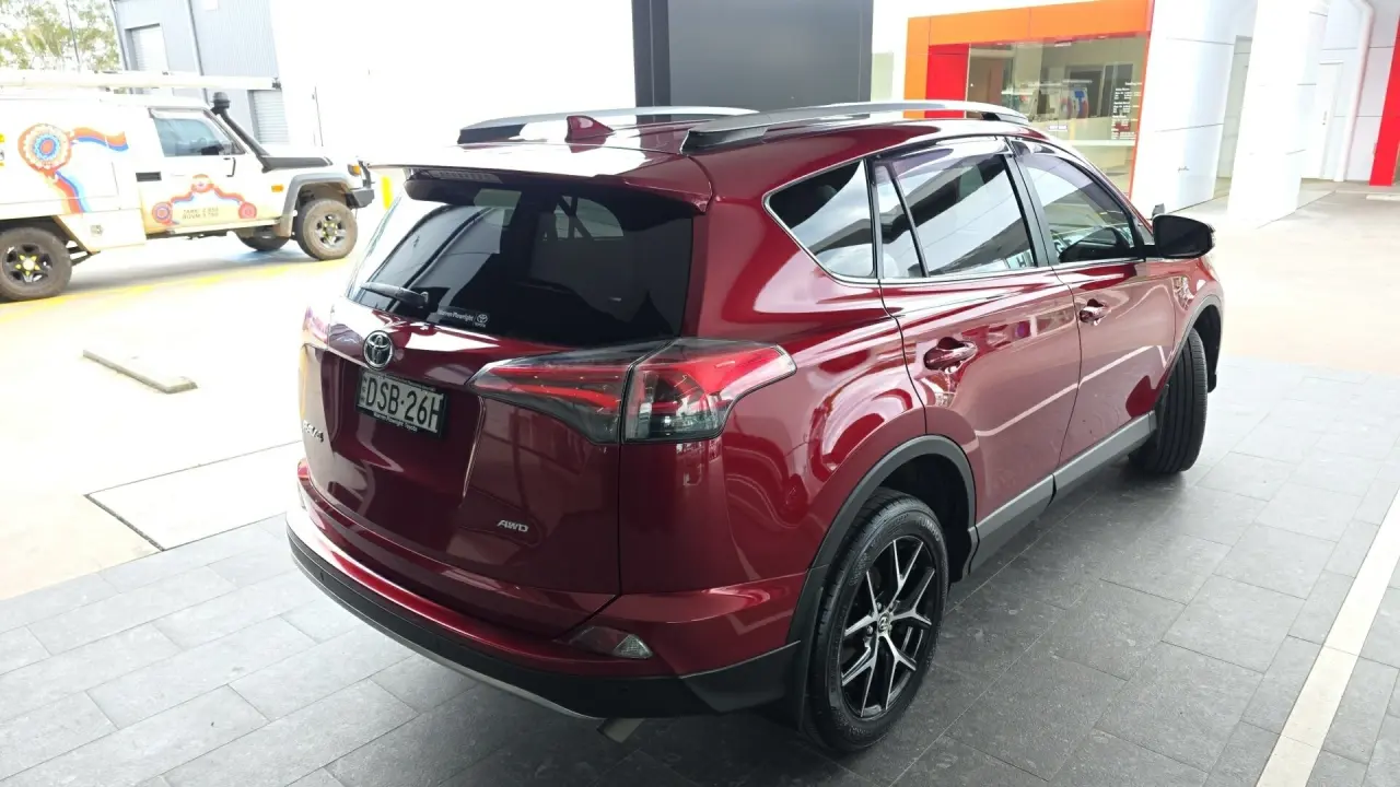 2017 Toyota RAV4 Gallery Image 2