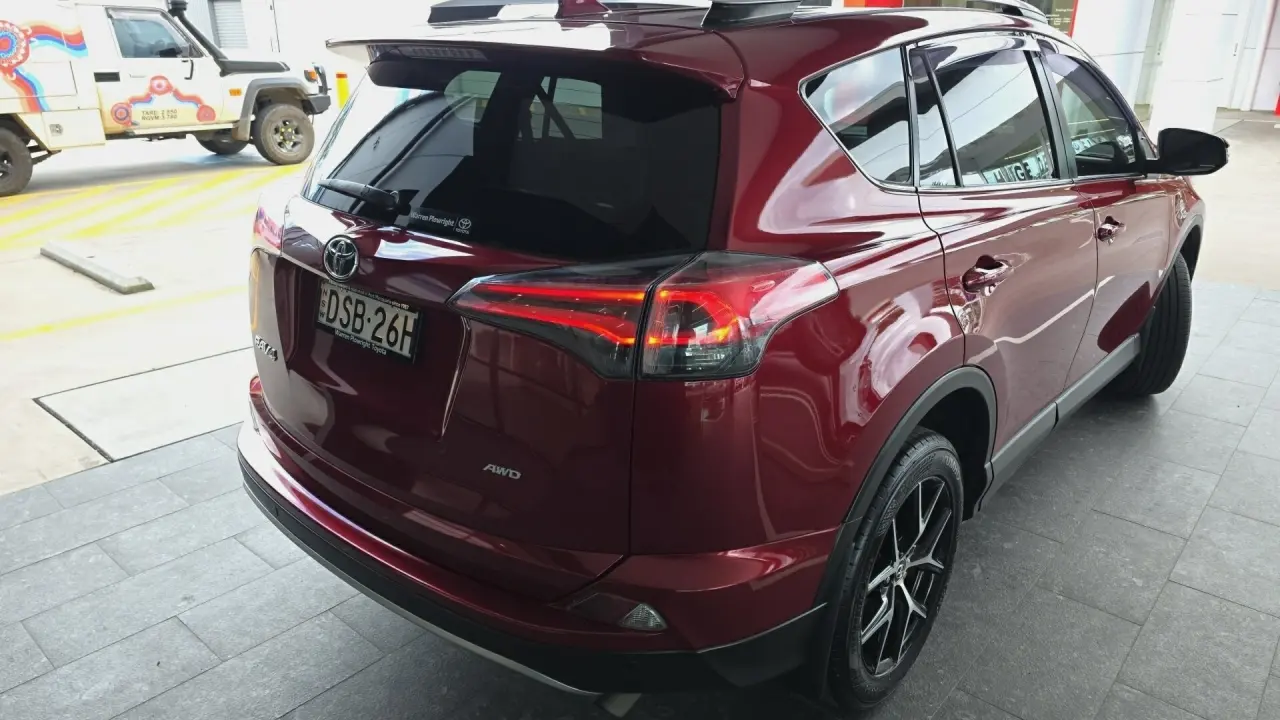 2017 Toyota RAV4 Gallery Image 4