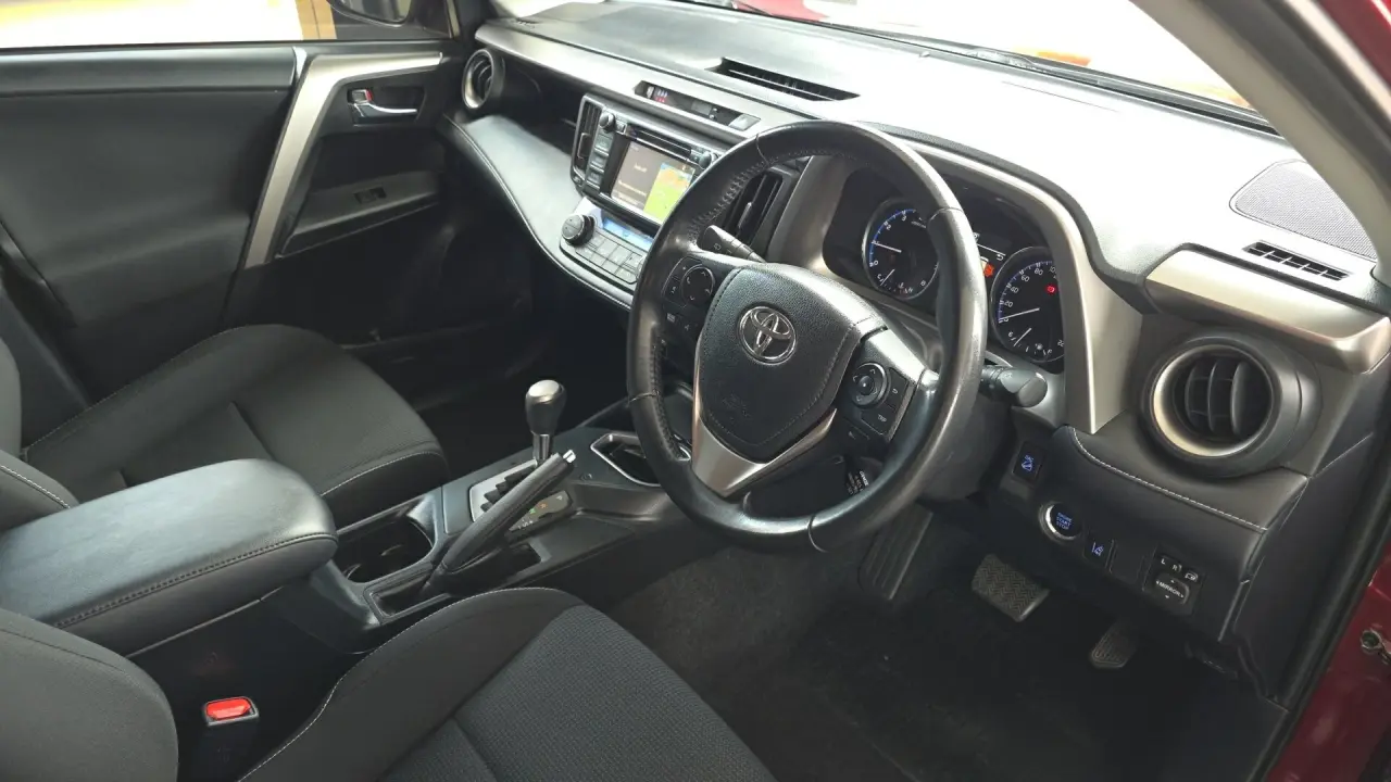 2017 Toyota RAV4 Gallery Image 6