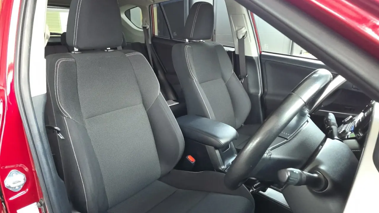2017 Toyota RAV4 Gallery Image 7