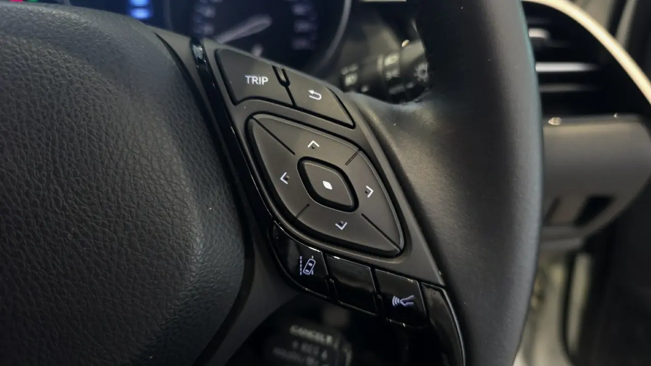 2020 Toyota C-HR Hybrid Gallery Image 13