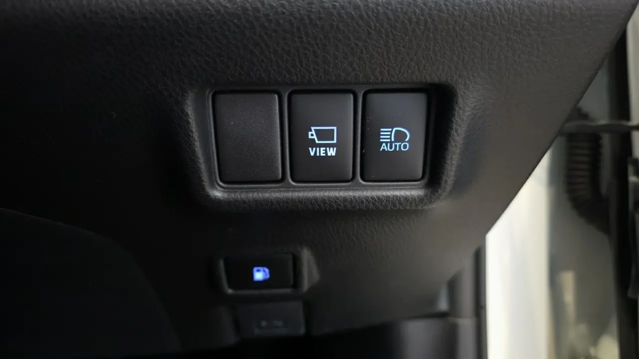 2020 Toyota C-HR Hybrid Gallery Image 14