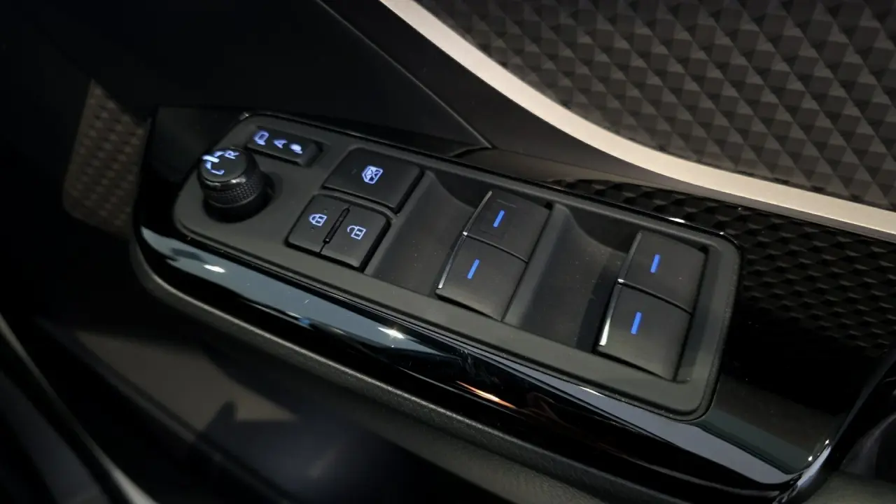 2020 Toyota C-HR Hybrid Gallery Image 15