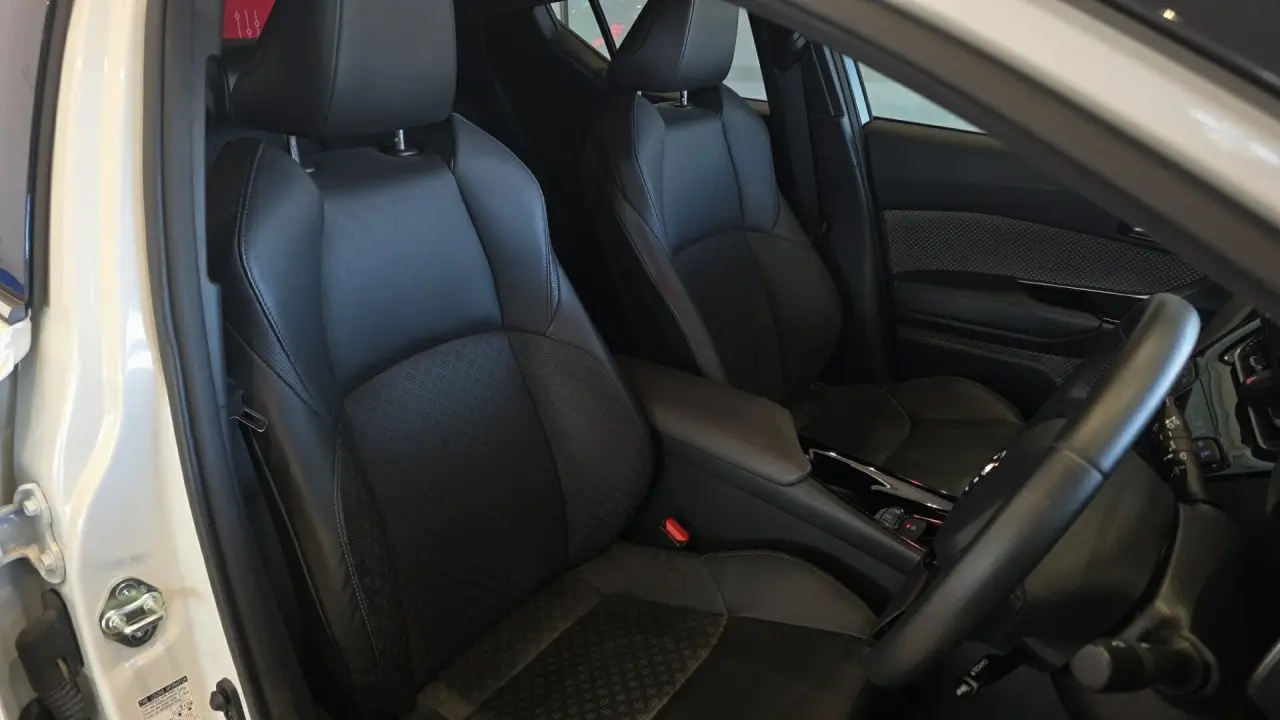 2020 Toyota C-HR Hybrid Gallery Image 16