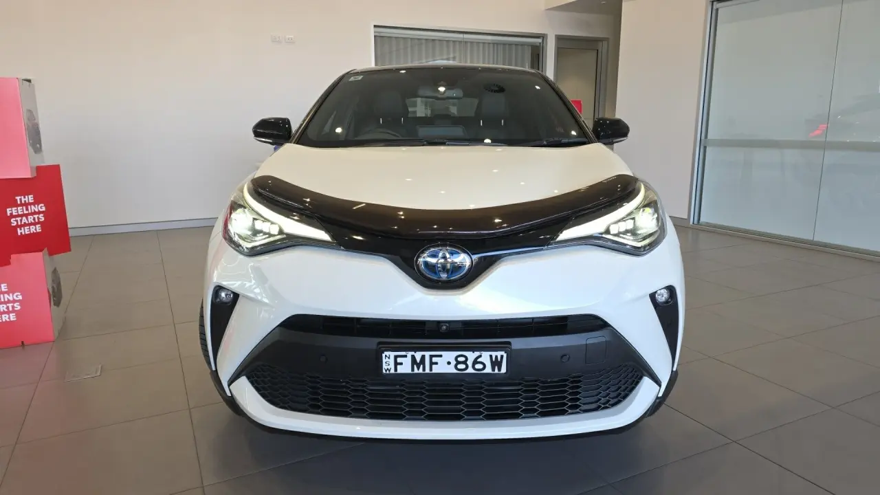 2020 Toyota C-HR Hybrid Gallery Image 2