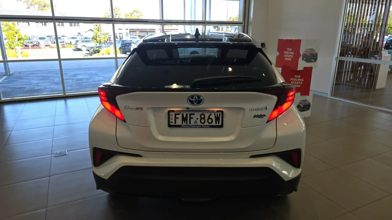 2020 Toyota C-HR Hybrid Gallery Image 4