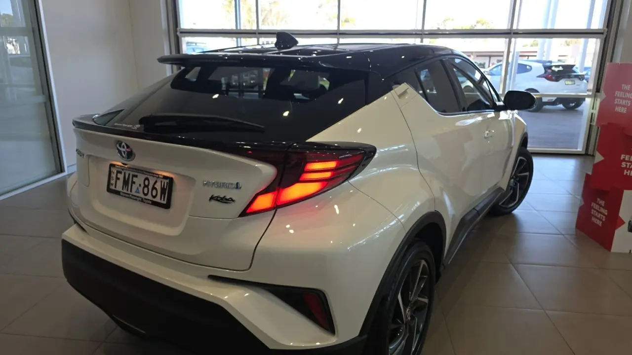 2020 Toyota C-HR Hybrid Gallery Image 5