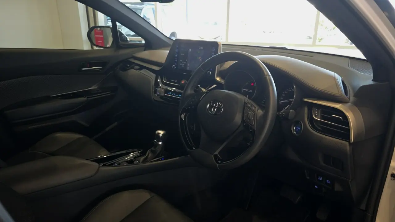 2020 Toyota C-HR Hybrid Gallery Image 6