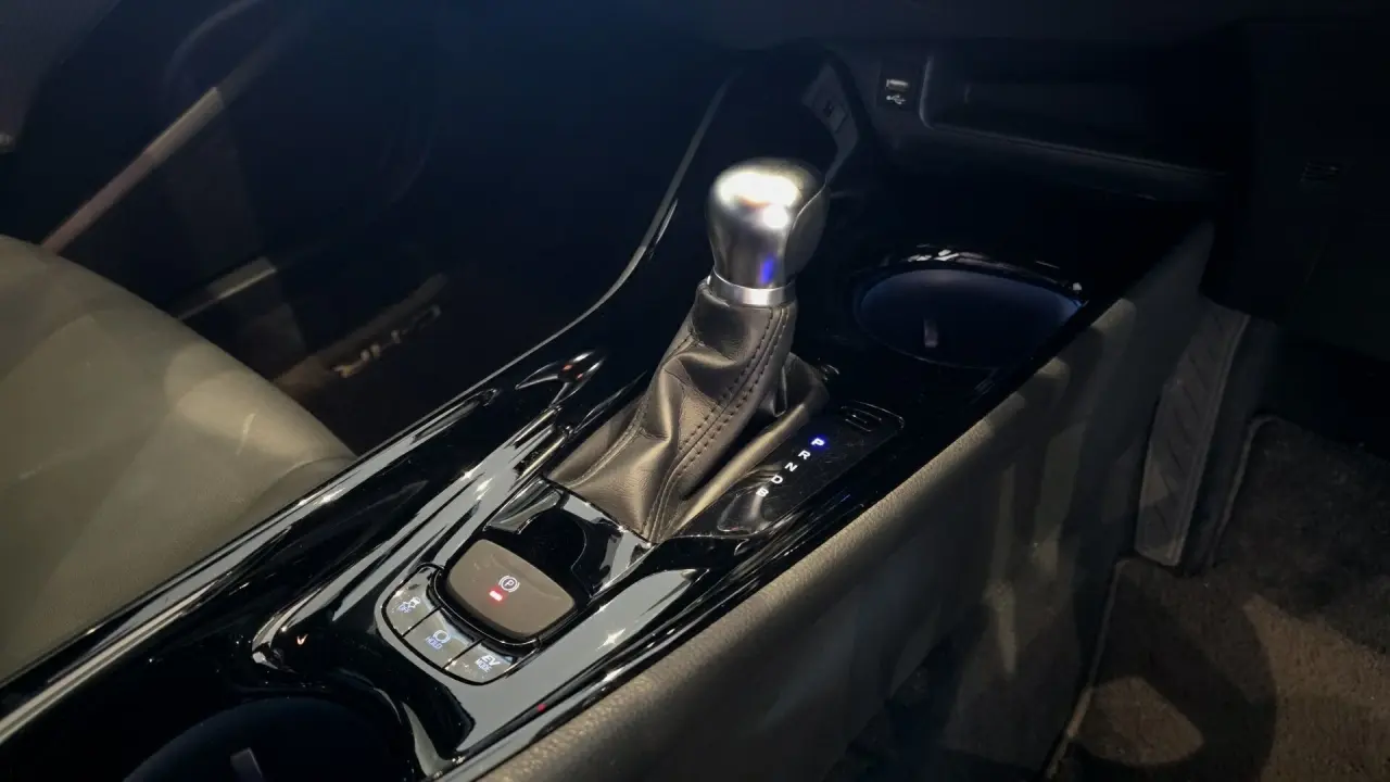 2020 Toyota C-HR Hybrid Gallery Image 9
