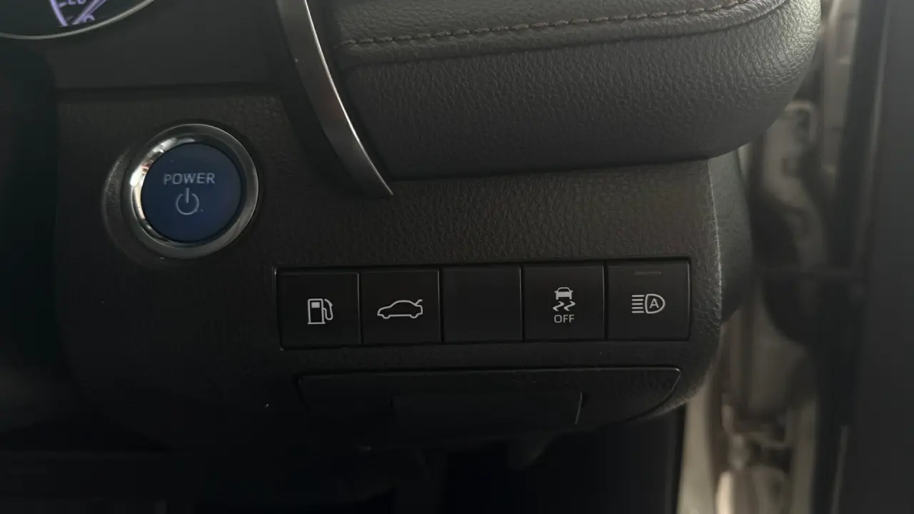 2018 Toyota Camry Hybrid Gallery Image 16