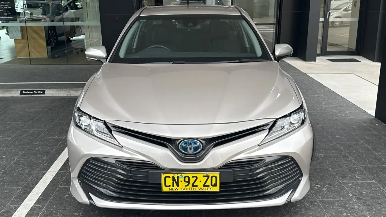 2018 Toyota Camry Hybrid Gallery Image 2