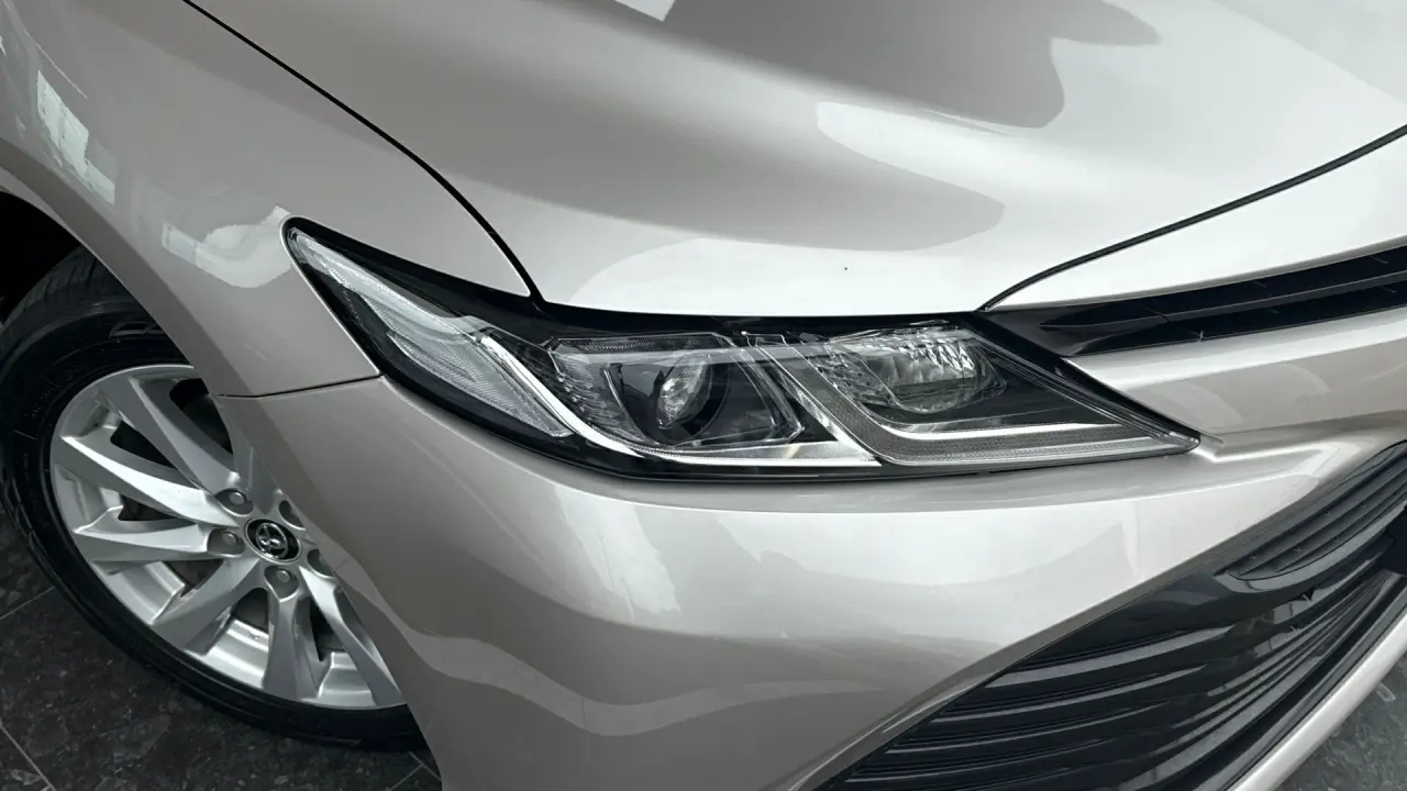 2018 Toyota Camry Hybrid Gallery Image 3