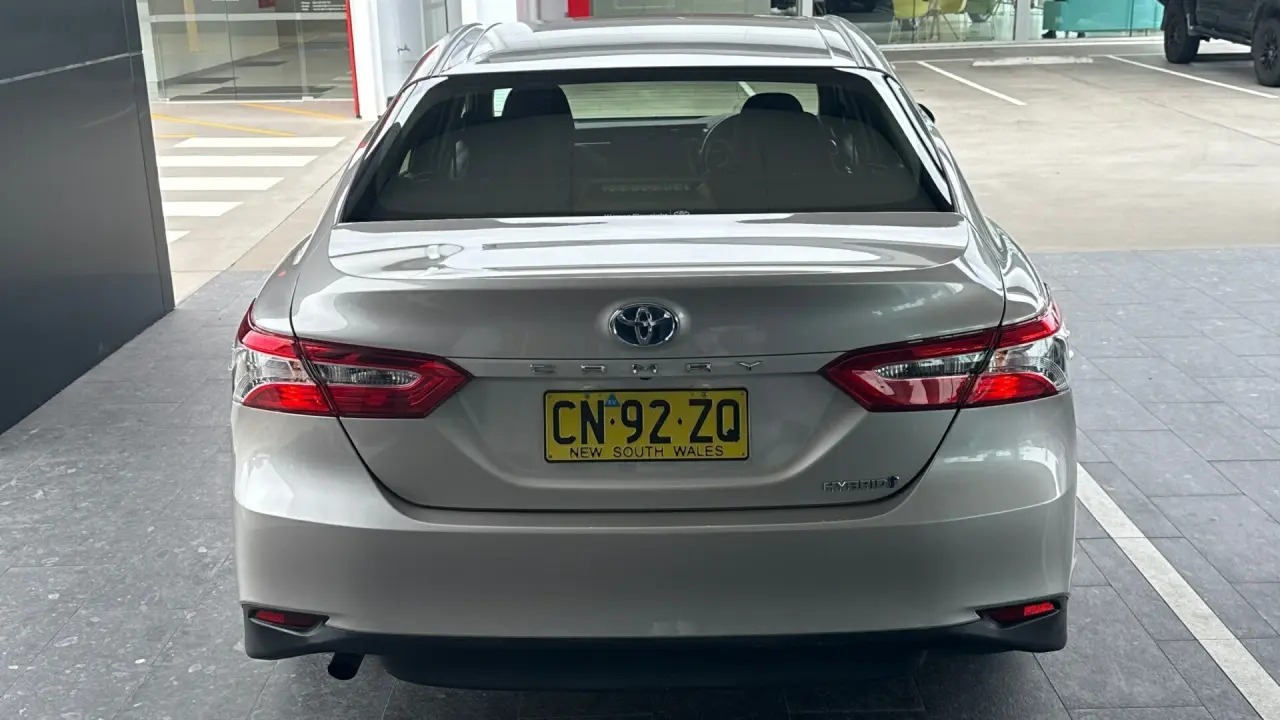 2018 Toyota Camry Hybrid Gallery Image 4