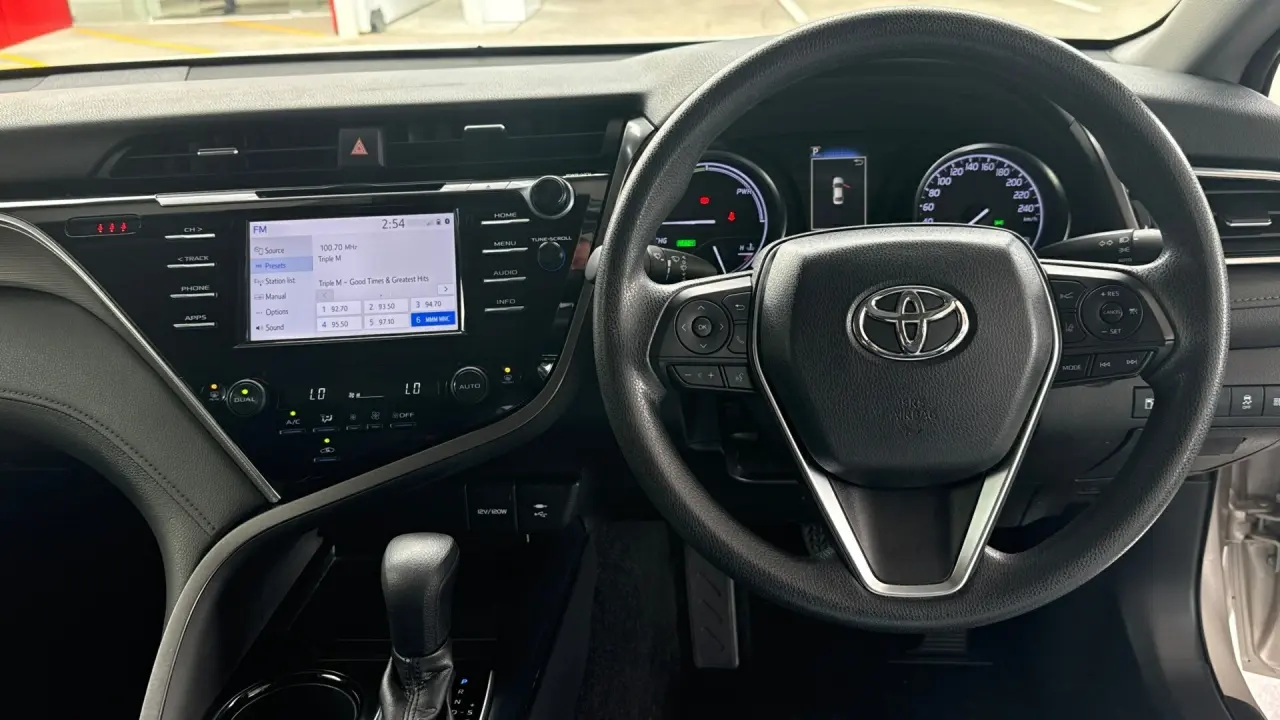 2018 Toyota Camry Hybrid Gallery Image 9