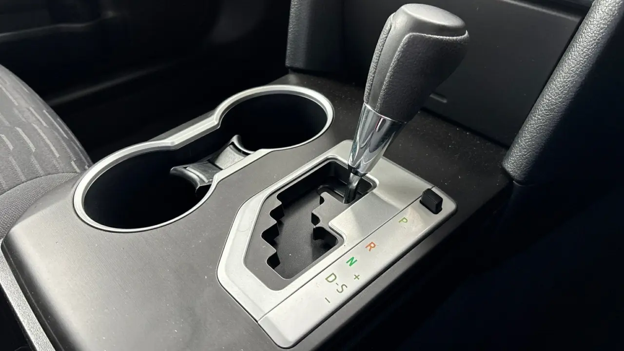 2016 Toyota Camry Gallery Image 11